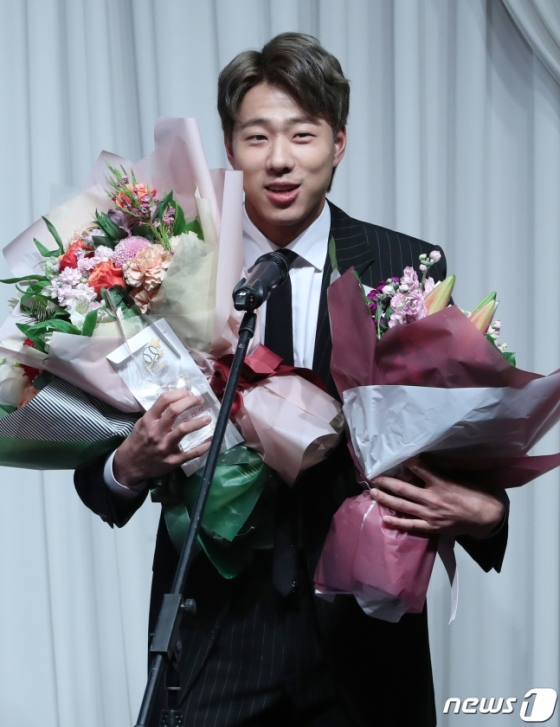 정우영이 6일 일구상 시상식서 신인상을 받은 이후 소감을 밝히고 있다. /사진=뉴스1
