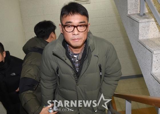 유흥업소 여종업원 성폭행 혐의를 받고 있는 가수 김건모가 15일 오전 서울 강남경찰서에 피고소인 조사를 받기 위해 출석하고 있다. / 사진=강민석 기자 msphoto94@