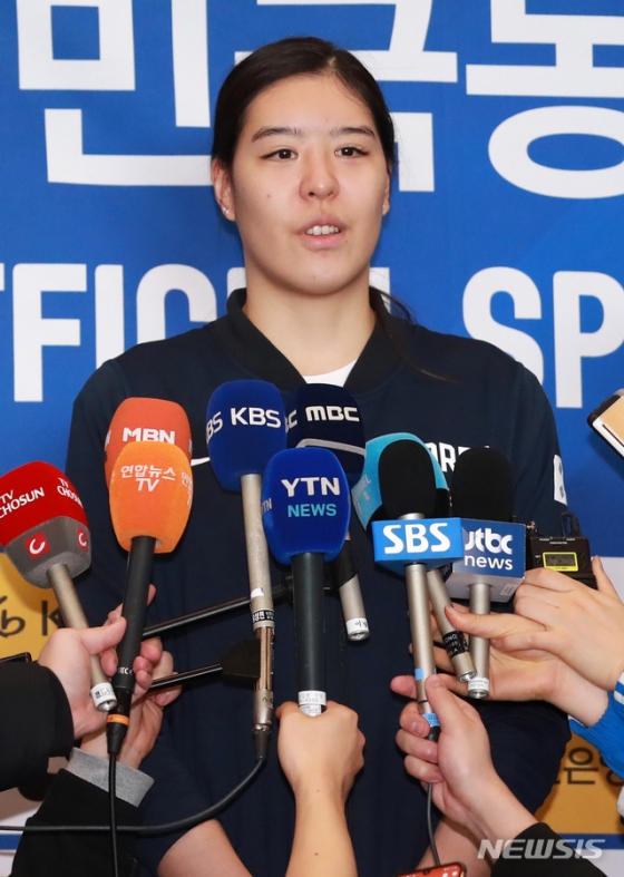 지난 11일 귀국 후 인터뷰하는 박지수. /사진=뉴시스