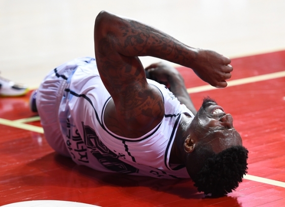 13일 안양 KGC전 도중 고통스러워하는 라건아. /사진=KBL 제공