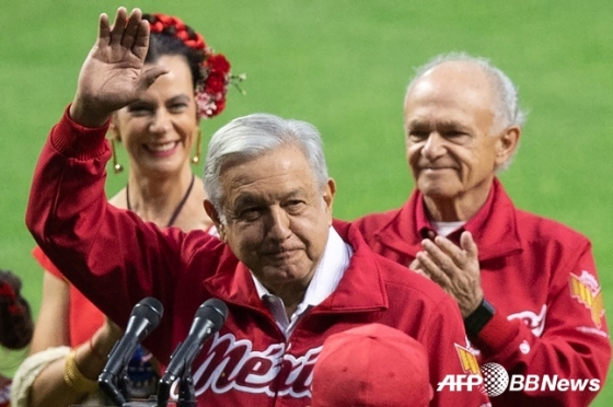 오브라도르(가운데) 멕시코 대통령이 지난 2019년 3월 멕시코 시티의 디아블로스 야구장 개장 기념 경기에서 시구를 한 뒤 인사하고 있다.    /AFPBBNews=뉴스1