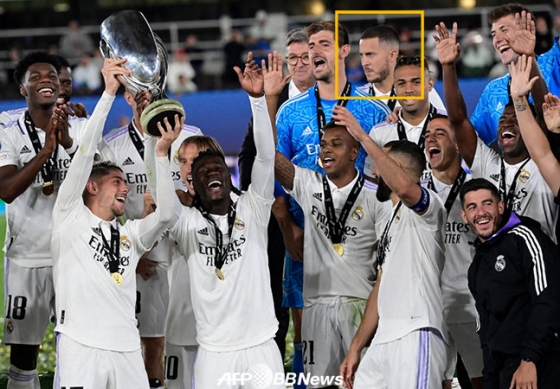 11일 UEFA 슈퍼컵 우승 세리머니에 참석한 레알 마드리드 에당 아자르(노란색 네모). /AFPBBNews=뉴스1