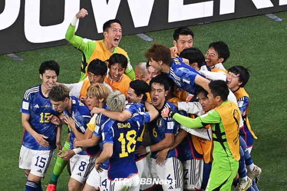 일본 축구대표팀 선수들이 지난 23일 독일전에서 골을 터뜨린 뒤 기뻐하고 있다. /AFPBBNews=뉴스1