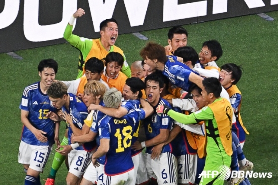 일본 축구국가대표팀이 지난 23일 카타르 도하 칼리파 인터내셔널 스타디움에서 열린 2022 국제축구연맹(FIFA) 카타르 월드컵 조별리그 E조 독일과 경기에서 2-1로 승리 후 기뻐하고 있다./AFPBBNews=뉴스1