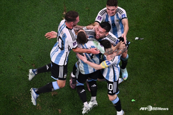 리오넬 메시의 골을 축하하는 아르헨티나 선수들. /사진=AFPBBNews=뉴스1