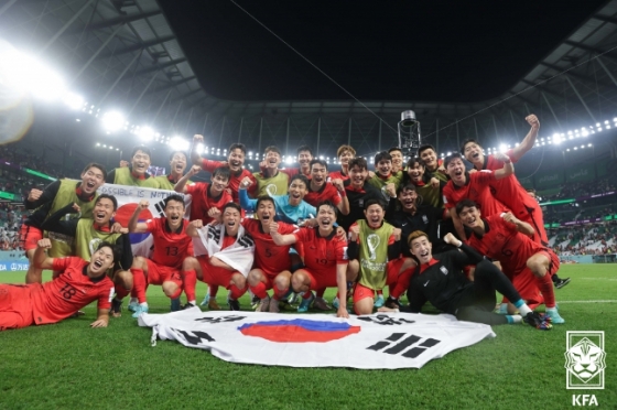 지난 3일 카타르 알라이얀 에듀케이션 스타디움에서 열린 포르투갈전 승리로 16강에 진출한 뒤 기념 사진을 촬영하고 있는 대표팀 선수들. /사진=대한축구협회