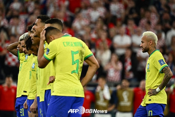 브라질 대표팀 선수들이 10일 크로아티아와의 카타르 월드컵 8강전에서 승부차기 끝에 패배한 뒤 아쉬워하고 있다. /AFPBBNews=뉴스1