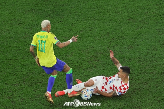 브라질 네이마르가 10일 크로아티아와의 카타르 월드컵 8강전에서 상대 태클에 공을 빼앗기고 있다. /AFPBBNews=뉴스1
