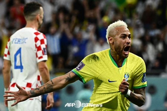 브라질 네이마르가 10일 크로아티아와의 카타르 월드컵 8강전에서 선제골을 터뜨린 뒤 기뻐하고 있다. /AFPBBNews=뉴스1