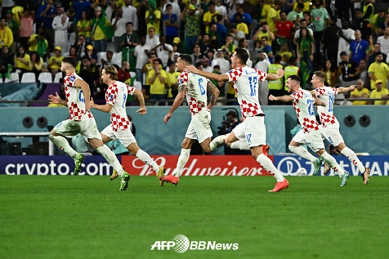 크로아티아 선수들이 10일 카타르 월드컵 8강전에서 브라질을 승부차기 끝에 꺾고 4강에 진출하자 기뻐하고 있다. /AFPBBNews=뉴스1
