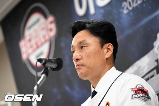 이승엽 두산 감독이 지난해 10월 취임식에서 소감을 밝히고 있다. 