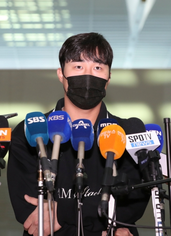 김하성이 27일 출국 전 취재진과 인터뷰에 임하고 있다. /사진=뉴시스
