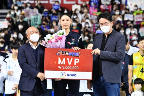 김연경(가운데)이 올스타전 MVP를 수상한 후 기념사진을 찍고 있다./사진=한국배구연맹