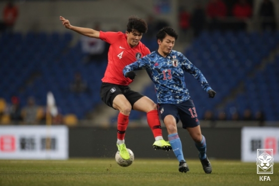 지난 2019년 부산아시아드주경기장에서 열린 2019 EAFF E-1 챔피언십 일본전에서 볼 경합하고 있는 김민재(왼쪽). /사진=대한축구협회