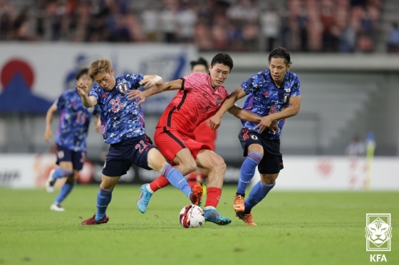 국가대표팀 공격수 조규성(가운데)이 지난해 7월 일본 도요타스타디움에서 열린 EAFF E-1 챔핑너십에서 상대 수비수들과 치열한 볼경합을 펼치고 있다. /사진=대한축구협회