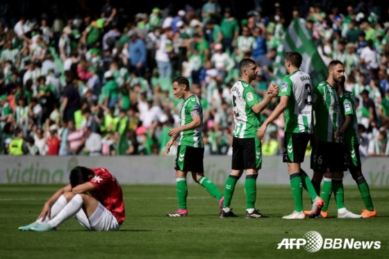 이강인(왼쪽)이 19일(한국시간) 스페인 세비야 에스타디오 베니토 비야마린에서 열린 레알 베티스와 2022~2023 프리메라리가 26라운드 원정 경기에서 레알 베티스에 0-1로 패한 뒤 고개를 숙이고 있다./AFPBBNews=뉴스1