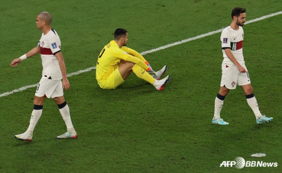 2022 카타르 월드컵에서 디오고 코스타(가운데 노란색 유니폼)가 황희찬(울버햄튼)에게 결승골을 허용한 뒤 실망한 표정을 짓고 있다. /사진=AFPBBNews=뉴스1 