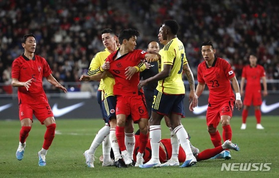 대한민국 미드필더 황인범(가운데 빨간색 유니폼)이 24일 울산문수축구경기장에서 열린 콜롬비아와 평가전에서 상대의 거친 태클에 항의하며 신경전을 벌이고 있다. /사진=뉴시스 제공