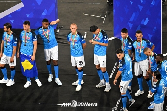 김민재(왼쪽 다섯번째)가 세리에A 우승 메달을 바라보고 있다. /AFPBBNews=뉴스1