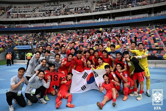 한국 U-20 축구대표팀이 5일(한국시간) 나이지리아전 승리를 자축하고 있다. /사진=KFA