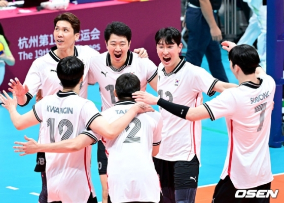 한국 남자배구 대표팀이 득점 후 기뻐하고 있다.