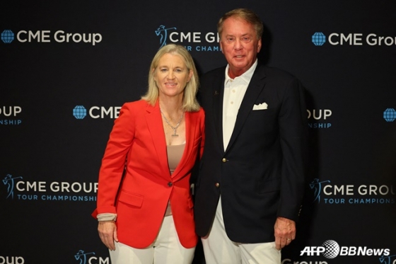 몰리 마쿠 서만 LPGA 커미셔너(왼쪽)와 테리 더피 CME그룹 회장이 16일 계약 연장식에서 기념 촬영을 하고 있다. /AFPBBNews=뉴스1