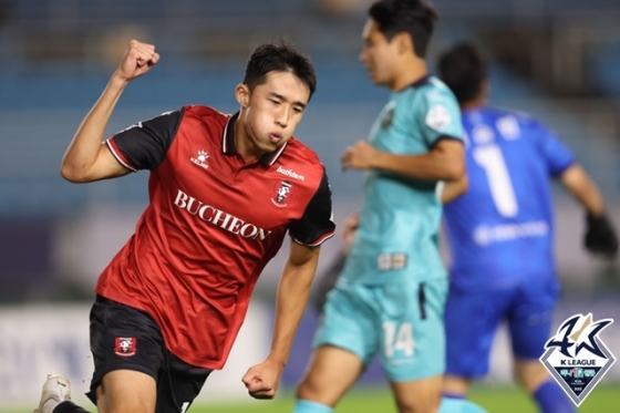 경기에 집중하는 이의형(왼쪽). /사진=한국프로축구연맹 제공