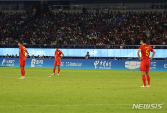 중국 축구 국가대표팀이 지난해 10월 1일 중국 항저우 황룽 스포츠센터 스타디움에서 열린 한국과 2022 항저우 아시안게임 남자 축구 8강전에서 전반에만 2점을 내준 뒤 침울해 하고 있다. /사진=뉴시스