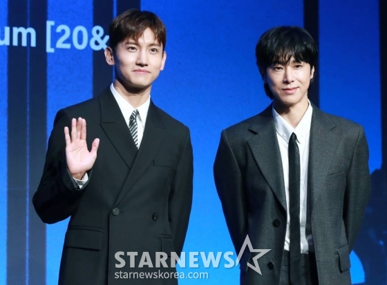 데뷔 20주년을 맞은 듀오 동방신기(TVXQ)가 26일 오후 서울 여의도 콘래드 호텔에서 진행된 정규 9집 '20&2' 발매기념 기자간담회에 참석해 포즈를 취하고 있다.  타이틀곡 '레벨'은 강렬한 드럼 비트와 무게감 넘치는 신스 베이스가 폭발적인 에너지를 만들어내는 댄스 곡으로, 리드미컬한 트랙 위로 다이내믹한 보컬이 이끄는 극적인 사운드 전환이 듣는 재미를 배가시킨다. /2023.12.26 /사진=이동훈