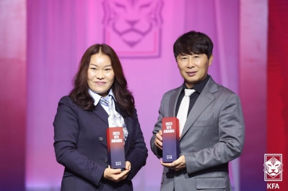 김은숙(인천현대제철) 감독과 김기동(FC서울) 감독. /사진=대한축구협회 제공