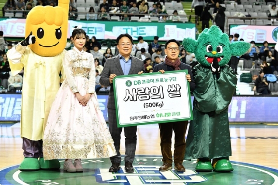 사랑의 쌀 500kg를 전달한 원주 DB. /사진=KBL 제공