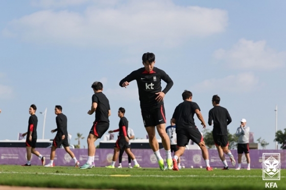 팀 훈련에 집중하는 손흥민(가운데). /사진=대한축구협회 제공