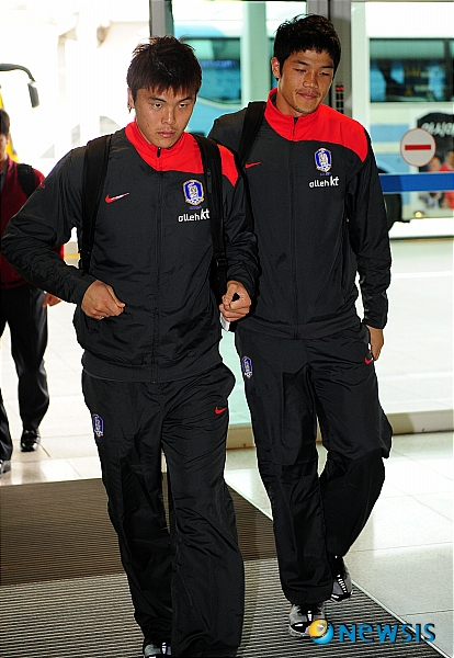 2009년 한국 축구 국가대표팀에서 함께 선발돼 경쟁하던 시절의 김영광(왼쪽)과 정성룡. /사진=뉴시스