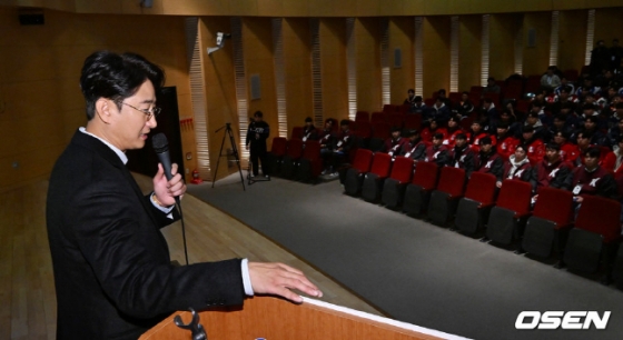 많은 후배들 앞에서 강연을 진행 중인 박용택 위원.