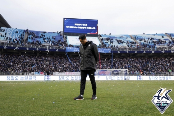 염기훈 수원 감독 대행이 고개를 숙이고 있다. /사진제공=한국프로축구연맹