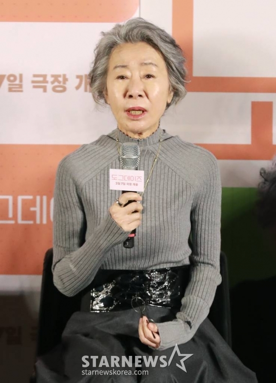 배우 윤여정이 10일 오전 서울 CGV용산아이파크몰에서 진행된 영화 '도그데이즈' 제작발표회에 참석해 질문에 답하고 있다. /2024.01.10 /사진=이동훈