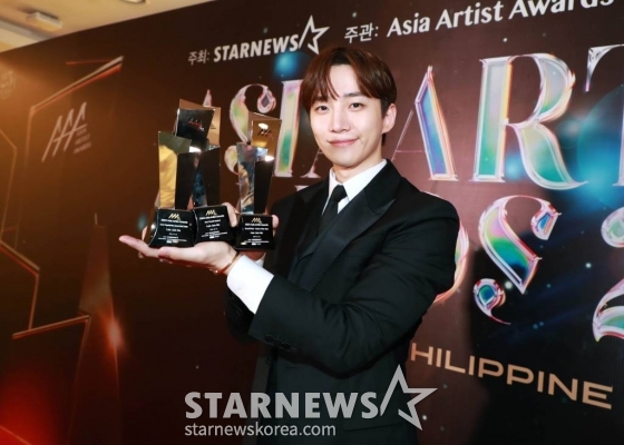 배우 이준호가 14일 필리핀 아레나에서 열린 '2023 아시아 아티스트 어워즈 인 필리핀'(2023 Asia Artist Awards IN THE PHILIPPINES, 이하 '2023 AAA')에서 AAA 올해의 배우, 핫트렌드, 인기상을 수상한 뒤 포즈를 취하고 있다.  '2023.12.14 /사진=이동훈