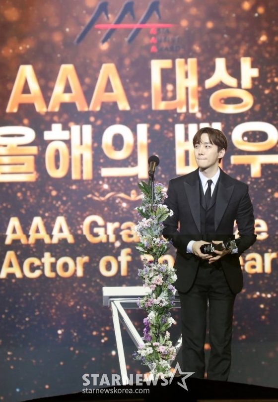 가수 겸 배우 이준호가 14일 필리핀 아레나에서 열린 '2023 아시아 아티스트 어워즈 인 필리핀'(2023 Asia Artist Awards IN THE PHILIPPINES, 이하 '2023 AAA')에서 'AAA대상-올해의 배우 상'을 수상하고 소감을 말하고 있다.    2023.12.14 /사진=임성균