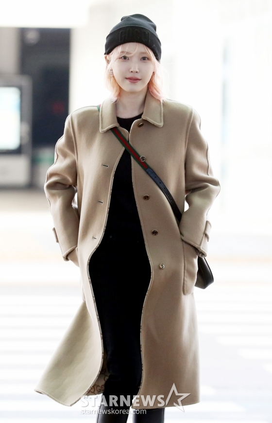 아이유 '공항 화보 촬영 중'[★포토]