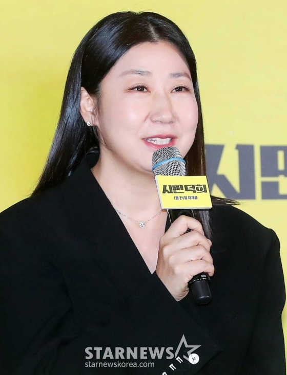 배우 라미란이 11일 오후 서울 용산구 아이파크몰 CGV에서 진행된 영화 '시민덕희' 언론시사회 및 기자간담회에 참석해 인사말을 하고 있다.  '시민덕희'는 보이스피싱을 당한 평범한 시민 덕희(라미란 분)에게 사기 친 조직원 재민(공명 분)의 구조 요청이 오면서 벌어지는 통쾌한 추적극이다. 오는 24일 개봉. 2024.01.11 /사진=김창현