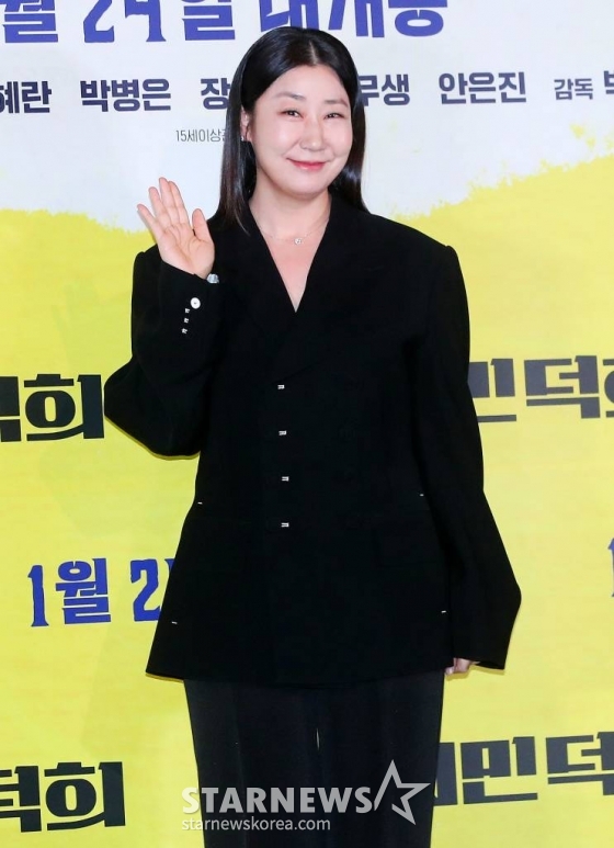 배우 라미란이 11일 오후 서울 용산구 아이파크몰 CGV에서 진행된 영화 '시민덕희' 언론시사회 및 기자간담회에 참석해 포즈를 취하고 있다.  '시민덕희'는 보이스피싱을 당한 평범한 시민 덕희(라미란 분)에게 사기 친 조직원 재민(공명 분)의 구조 요청이 오면서 벌어지는 통쾌한 추적극이다. 오는 24일 개봉. 2024.01.11 /사진=김창현