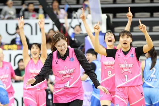 박정은 BNK 감독(맨 앞)이 8일 아산이순신체육관에서 열린 2023~2024 WKBL 올스타전에서 4쿼터 코트에 나오자 선수들이 반겨주고 있다.  /사진=WKBL 