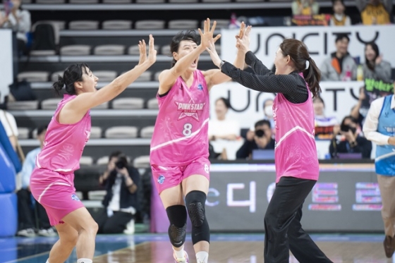 박정은 BNK 감독(맨 오른쪽)이 8일 아산이순신체육관에서 열린 2023~2024 WKBL 올스타전에서 4쿼터 득점에 성공하자 김단비(맨 왼쪽)와 박지수(가운데)의 축하를 받고 있다.  /사진=WKBL 