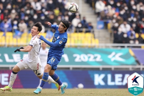 수원삼성 시절 김태환(오른쪽). /사진=한국프로축구연맹 제공