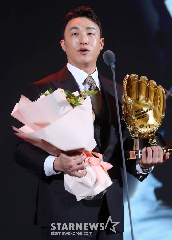 NC 손아섭이  '2023 신한은행 SOL KBO 골든글러브 시상식'에서 지명타자 부문을 수상하고 있다. 2023.12.11 /사진=김창현 기자