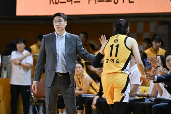 김완수 KB스타즈 감독(왼쪽). /사진=WKBL 