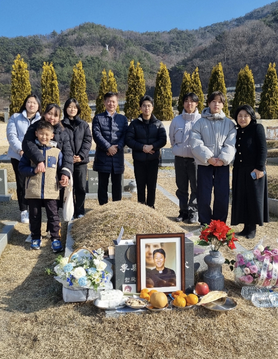 이태석 리더십아카데미 구진성 대표(왼쪽에서 다섯번째)와 학생들./사진제공=이태석재단