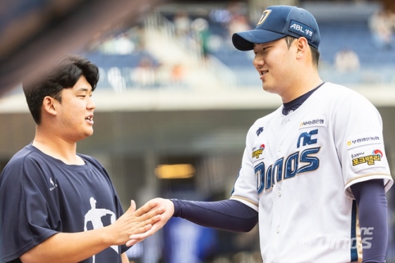 김시훈(오른쪽)과 신민혁. /사진=NC 다이노스