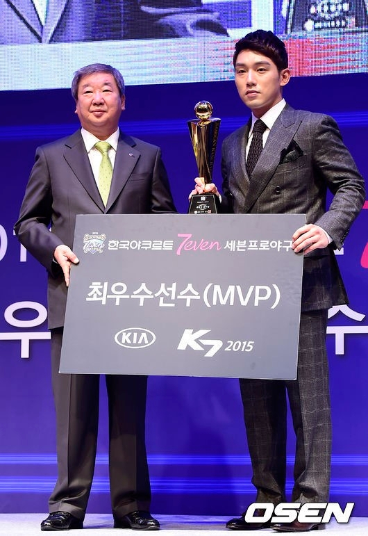 구본능(왼쪽) 전 KBO 총재와 서건창. 