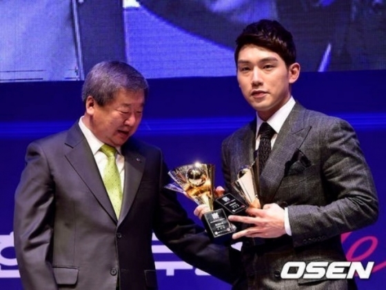 2014년 KBO MVP 수상 당시 서건창(오른쪽).